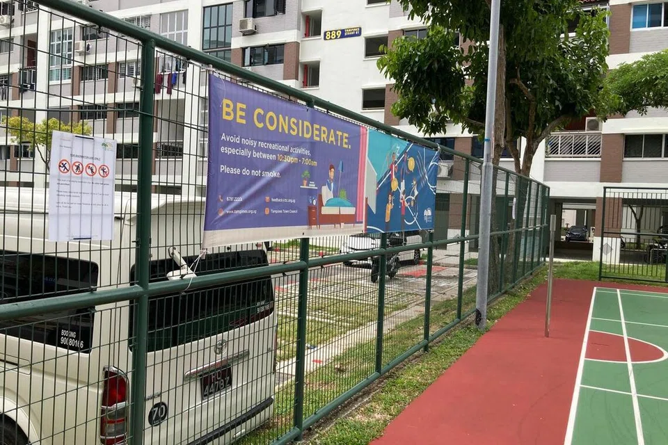 Di gelanggang terbuka di antara Blok 889 dengan Blok 888A, Tampines Street 81 itu, sepanduk dan notis pemberitahuan dipasang oleh Majlis Bandaran Tampines untuk mengingatkan pengguna supaya mengelakkan kegiatan riadah yang bising.