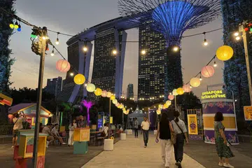 Edisi ke-22 Pesta Warisan Singapura (SHF) menampilkan pelbagai bengkel, pameran, pertunjukan seni dan lawatan yang mendekatkan masyarakat dengan seni tradisional, amalan sosial dan makanan warisan. 