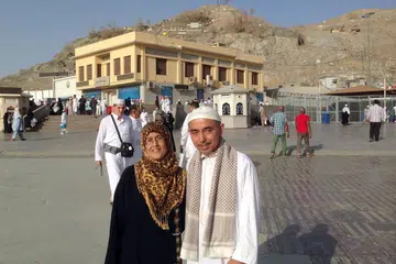 LEBIH BEBAS BERGERAK: Mengerjakan umrah secara sendirian, menurut Cik Shaikha Abdullah Alattas dan suaminya Encik Salim Alhadi, memberi mereka kebebasan bergerak tanpa perlu menunggu rombongan. - Foto ihsan SHAIKHA ABDULLAH ALATTAS
