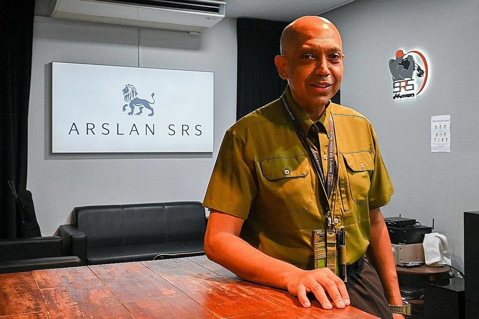 UTAMAKAN KEBAJIKAN PEKERJA: Pengarah, Sumber Manusia dan Hal Ehwal Korporat bersama syarikat Security and Risk Solutions Pte Ltd (SRS), Encik Yusof Lateef, memastikan kebajikan serta keperluan semua pekerja, termasuk pegawai keselamatan syarikat itu terjamin dan menjadi keutamaan mereka. - Foto BM oleh SHAFIQ APANDI