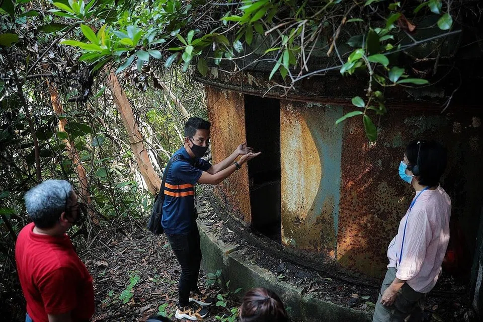 KAWASAN SEJARAH PENTING: Pemandu lawatan, Encik Saifullah Kamaludin (tengah), menerangkan sejarah stesen carian cahaya di Fort Siloso kepada pihak media, di mana pihak British memantau kemasukan kapal-kapal dari kawasan selatan Singapura. - Foto BH oleh JASON QUAH