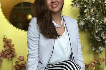 TERUJA DENGAN AMANAH BARU: Farisha Ishak menggalas tugas baru sebagai pegawai bersekutu di Sekolah Dasar Awam Lee Kuan Yew sejak bulan lalu dan merebut peluang menebar rangkaian kenalan dalam kalangan pegawai tinggi pemerintah di merata dunia. Gambar ini dipetik sebelum langkah pemutus litar dikuatkuasakan. - Foto INSTAGRAM FARISHA ISHAK