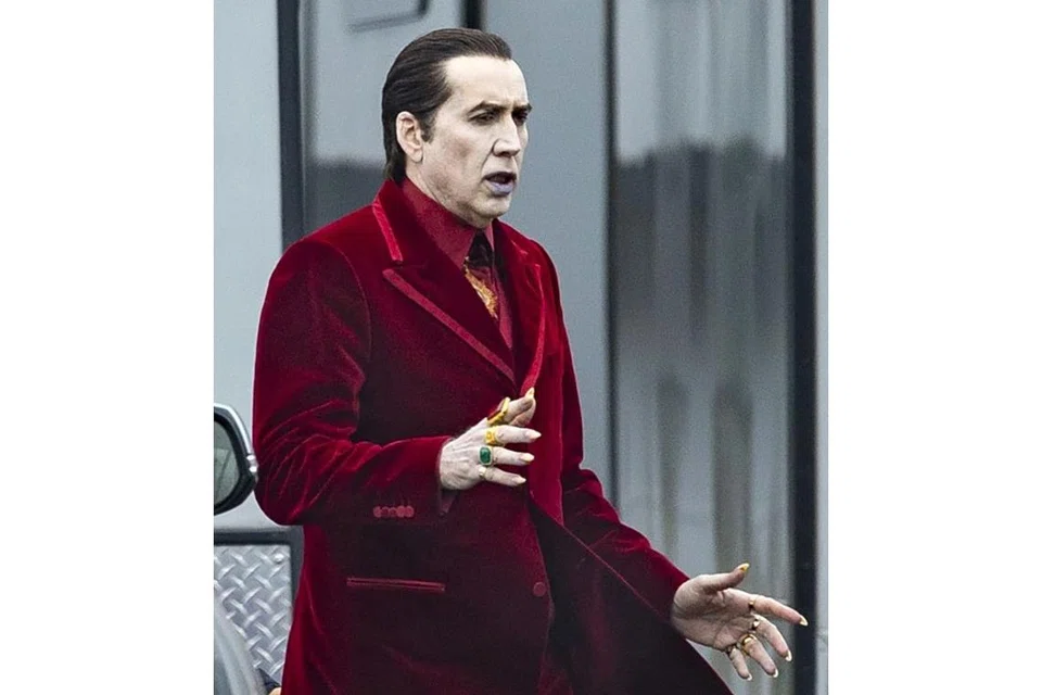 DRACULA KEBUNTUAN: Nicolas Cage menghidupkan watak Count Dracula yang kehilangan budak suruhannya yang mabuk kepayang dengan polis trafik dalam filem komedi 'Renfield'. - Foto UNIVERSAL PICTURES