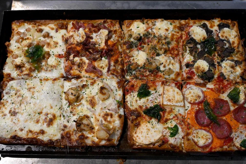 Pelbagai perisa piza ditawarkan di Goldenroy Sourdough Pizza (dari kiri atas, mengikut putaran jam) perisa kentang dan kepingan ayam, ‘Potato and Chicken Ham Sourdough’; daging lembu panggang bersama bawang putih, ‘Roast Beef and Garlic Sourdough’; kepah bersama bawang putih, ‘Clam and Garlic Sourdough’; cendawan bersama sos pesto, ‘Mushroom Pesto Sourdough’; mentega bawang putih bersama keju, ‘Garlic Butter and Blue Cheese Sourdough’; kapis mentega bersama bawang, ‘Browned Butter Scallops and Onion Sourdough’ dan hirisan daging lembu bersama keju, ‘Beef Pepperoni and Rare Cheese Sourdough’.