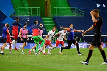 SAMBUT KEJAYAAN: Pemain dan pegawai kelab Jerman RB Leipzig menyambut kemenangan 2-1 mereka ke atas Atletico Madrid dan kejayaan memasuki separuh akhir Liga Juara-Juara buat kali pertama. - REUTERS