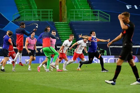 SAMBUT KEJAYAAN: Pemain dan pegawai kelab Jerman RB Leipzig menyambut kemenangan 2-1 mereka ke atas Atletico Madrid dan kejayaan memasuki separuh akhir Liga Juara-Juara buat kali pertama. - REUTERS