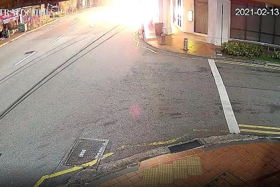 BERUSAHA SELAMATKAN TUNANG DAN RAKAN-RAKAN: Rakaman menunjukkan sebuah kereta putih BMW M4 Coupe dilihat tergelincir selama dua saat di Tanjong Pagar Road sekitar 5.40 pagi pada Sabtu lalu kemudian terbabas di luar kawalan sebelum merempuh rumah kedai. Kenderaan itu meletup dalam satu kebakaran. Sekitar 20 saat kemudian, Cik Raybe Oh Siew Huey dilihat berlari ke arah kenderaan terbakar itu untuk cuba menyelamatkan tunang dan rakan-rakannya. - Foto RAKAMAN KAMERA CCTV PEMBACA ST