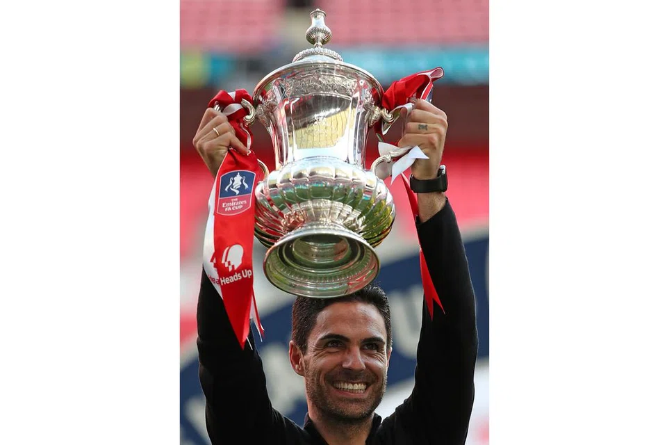 SASAR PERMULAAN POSITIF: Pengurus Arsenal Mikel Arteta, kelihatan menjulang trofi Piala FA, akan memulakan musim penuhnya bersama Gunners apabila bertemu Fulham hari ini. - Foto AFP 