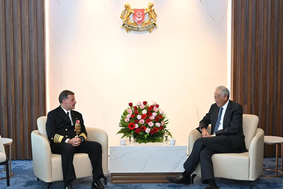 Panglima Komand Amerika Syarikat Indo-Pasifik (ASIndopacom), Laksamana John Christopher Aquilino (kanan) bersama Menteri Pertahanan, Dr Ng Eng Hen. Laksamana Aquilino menerima Pingat Jasa Gemilang (Tentera) daripada Dr Ng pada 7 Mac.