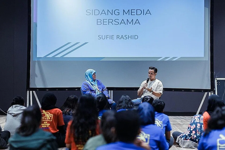 ASAH KEMAHIRAN TANYA SOALAN: Para peserta diberi peluang untuk menjadi wartawan dan bertanyakan soalan kepada Sufie Rashid (kanan) dalam satu sidang akhbar yang dikendalikan oleh Cik Haryani (kiri) Project Studio, Wisma Geylang Serai. - Foto BH oleh IQBAL FAIZAL 