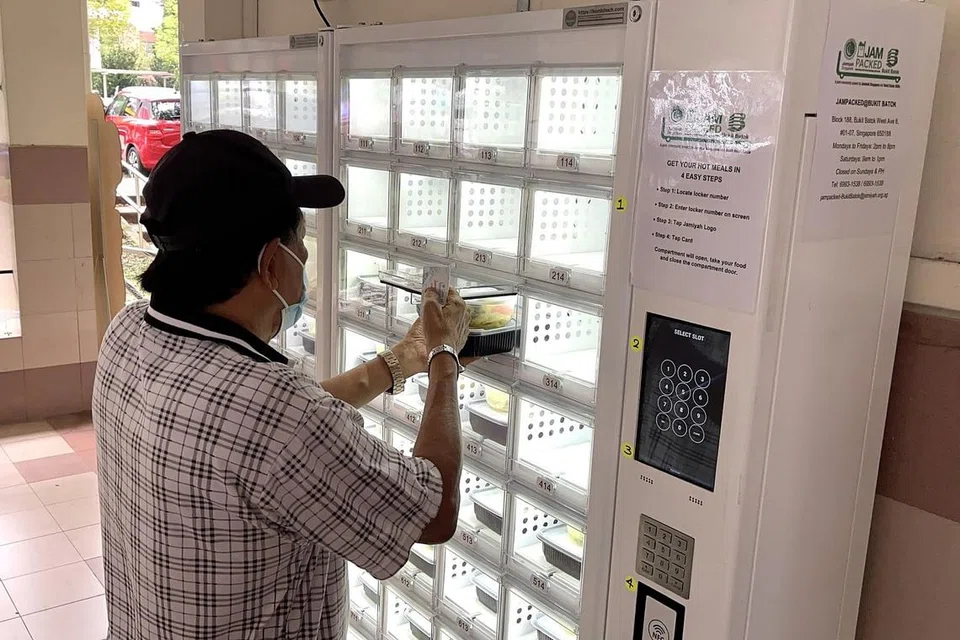 MAKANAN HANGAT TERSEDIA: Jamiyah Singapura melancarkan mesin layan diri, atau 'vending machine', makanan hangat di Bukit Batok, yang merupakan sebahagian daripada daya usaha "Ready-to-Eat Hot Meals" Jampacked@Bukit Batok, dengan penerima boleh menikmati hidangan sihat yang baru dimasak untuk makan tengah hari dan makan malam setiap hari. - Foto JAMIYAH SINGAPURA