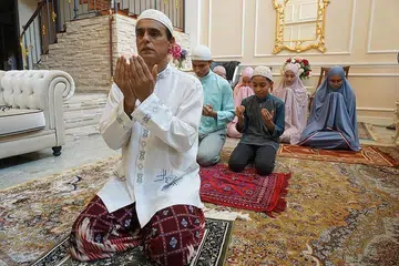SANGAT DITUNTUT: Dalam suasana pandemik Covid-19 yang masih belum dapat dihindar sepenuhnya, solat tarawih boleh dilaksanakan di rumah bersama keluarga seperti dalam foto ini. Rasulullah saw juga ada kala melaksanakan solat tarawih di rumah. Baginda saw kebiasaannya solat tarawih 11 rakaat atau 13 rakaat, termasuk dengan solat witir. - Foto fail