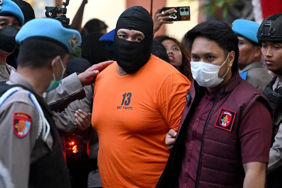 Anggota polis mengiringi suspek warga Australia, Tupou Pasa Midolmore (tengah), ke sidang media di Ibu Pejabat Polis Daerah Badung, Bali pada 26 Jun 2025. Polis Indonesia memaklumkan bahawa tiga warga Australia telah ditahan dan berdepan hukuman mati atas kesalahan membunuh rakan senegara mereka di pulau peranginan Bali, selepas operasi memburu selama beberapa hari.