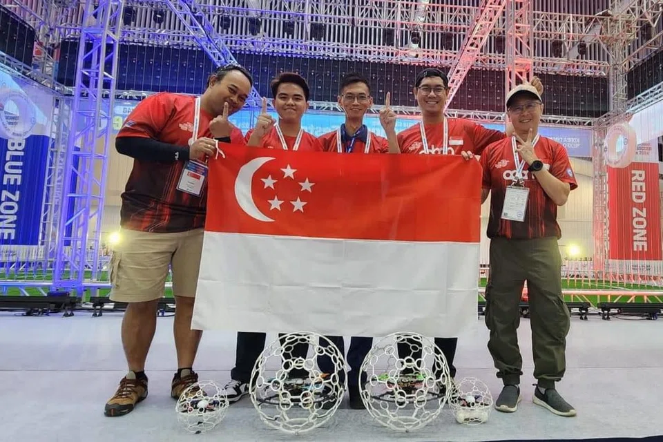 Pasukan ‘Rotor Raiders’ terdiri daripada (dari kiri) Encik Hairulnizad Md Nor, Encik Mohamad Adi Putra Mohamad Azman, Encik Benjamin Goh, Encik Muhaimin Humaidi dan Encik Edwin Lie.
