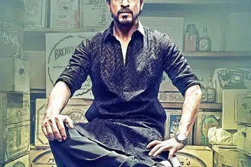 AKSI GARANG: Shah Rukh Khan tidak segan belajar dan mencedok pengalaman baru daripada pelakon lebih muda seperti Mahira Hafeez Khan, Nawazuddin Siddiqui dan Mohammed Zeeshan Ayyub yang berpengalaman menjayakan watak-watak lebih realistik berdasarkan kisah sebenar. - Foto BOLLYWOOD LIFE