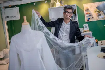 PANDAI BAWA DIRI: Pereka fesyen, penata gaya dan pemilik butik pengantin, Azni Samdin, yang sudah terbiasa berurusan dengan dunia hiburan Cina, rasa terharu kerja seninya dalam filem Mandarin, 'Number 1', diiktiraf menerusi pencalonan Anugerah Golden Horse 2020, dalam kategori 'Dandanan dan Rekaan Kostum Terbaik'. - Foto BH oleh NUR DIYANA TAHA