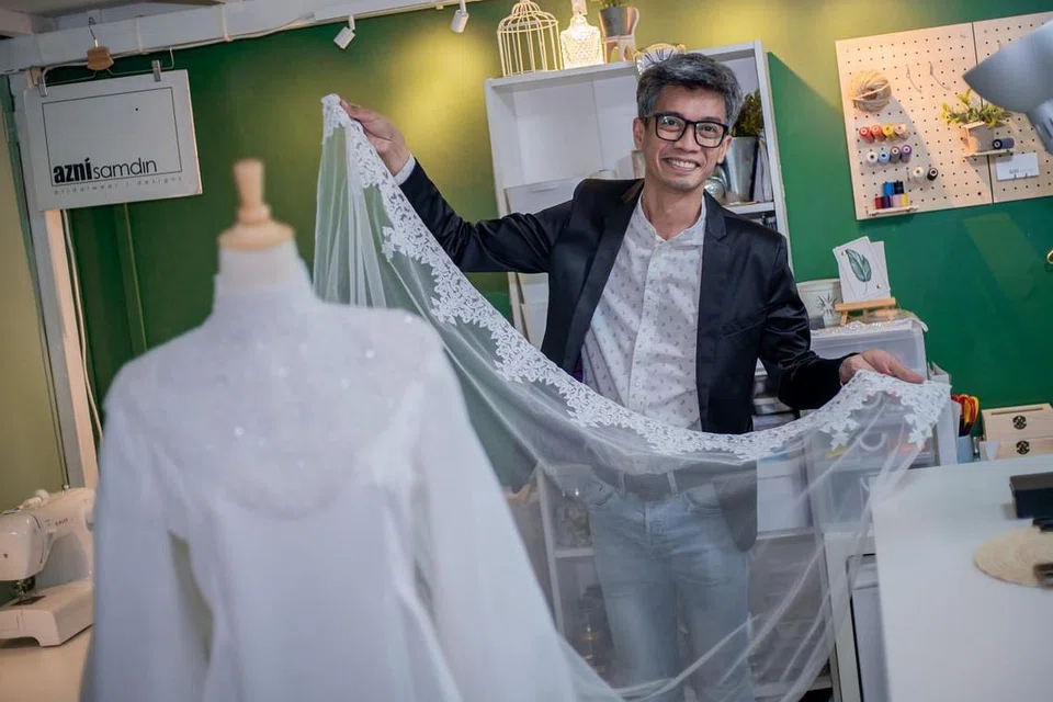 PANDAI BAWA DIRI: Pereka fesyen, penata gaya dan pemilik butik pengantin, Azni Samdin, yang sudah terbiasa berurusan dengan dunia hiburan Cina, rasa terharu kerja seninya dalam filem Mandarin, 'Number 1', diiktiraf menerusi pencalonan Anugerah Golden Horse 2020, dalam kategori 'Dandanan dan Rekaan Kostum Terbaik'. - Foto BH oleh NUR DIYANA TAHA