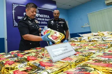 Ketua Polis Daerah Subang Jaya, Penolong Pesuruhjaya Wan Azlan Wan Mamat (kiri) menunjukkan syabu yang dirampas dalam sebuah kereta yang terlibat kemalangan di Subang Jaya, Selangor, pada 13 Ogos lalu.