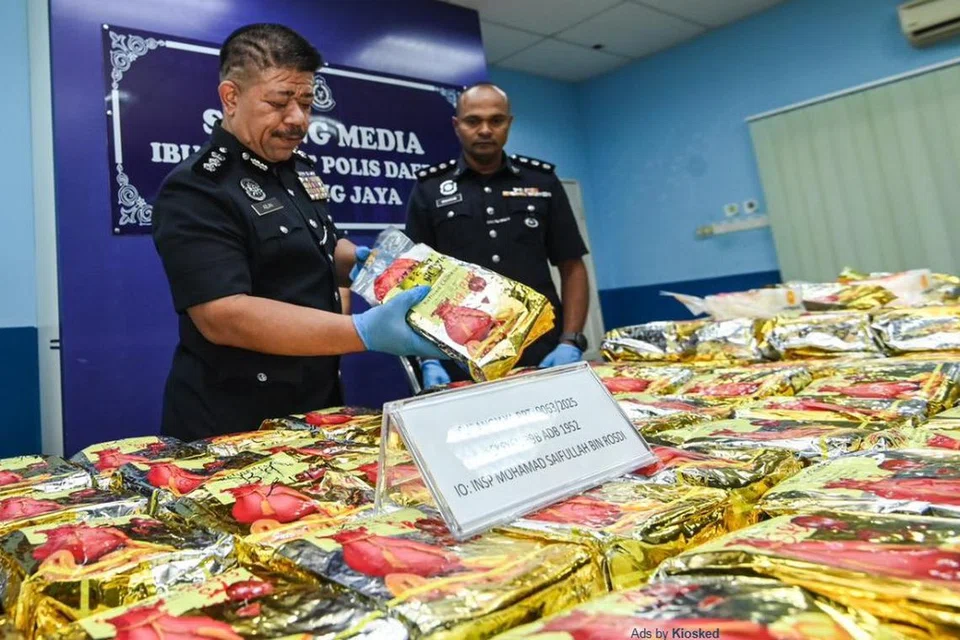 Ketua Polis Daerah Subang Jaya, Penolong Pesuruhjaya Wan Azlan Wan Mamat (kiri) menunjukkan syabu yang dirampas dalam sebuah kereta yang terlibat kemalangan di Subang Jaya, Selangor, pada 13 Ogos lalu.