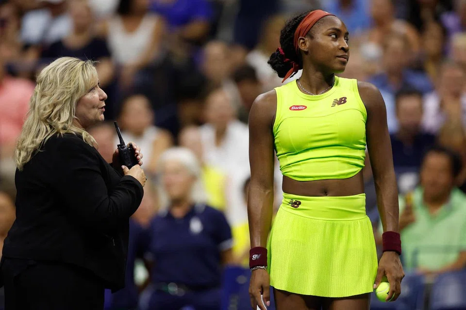 PERMAINAN TERTANGGUH: Coco Gauff (kanan) seolah-olah memandang ke arah penunjuk perasaan sedang seorang pegawai memberitahunya tentang apa yang sedang berlaku sehinggakan perlawanan beliau menentang Karolina Muchova terpaksa ditangguh selama 50 minit. Gauff kemudian memenangi perlawanan itu. 