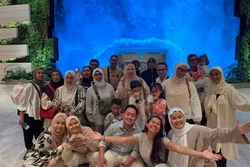 Penulis bersama keluarga besar yang anggotanya berusia antara tiga tahun hingga 72 tahun merakam kenangan di Lapangan Terbang Changi sebelum berlepas bagi memulakan kembara indah 5 hari 4 malam ke Pulau Maafushi, Maldives, baru-baru ini.