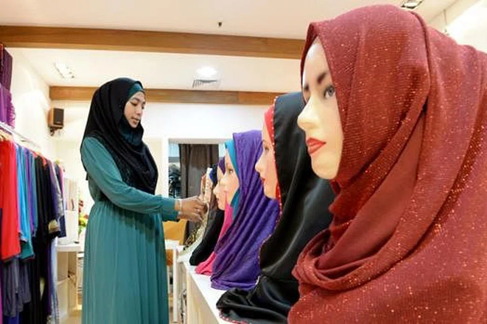 SHAWL MENAWAN: Cik Raudah Mohamed Kassim, pengurus butik Khadijah by Midan Enterprises, sedang menggayakan sal terbaru mereka. Sal kian menjadi permintaan ramai.