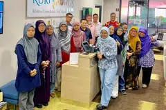 MELUASKAN BIDANG PENGKARYAAN: Kamus menganjurkan 'Bengkel Adaptasi Karya Sastera Ke Skrin' tahun lalu di Wisma Geylang Serai, yang dipimpin sasterawan Jamal Ismail (bersongkok merah). - Foto FACEBOOK/KAMUS