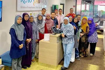MELUASKAN BIDANG PENGKARYAAN: Kamus menganjurkan 'Bengkel Adaptasi Karya Sastera Ke Skrin' tahun lalu di Wisma Geylang Serai, yang dipimpin sasterawan Jamal Ismail (bersongkok merah). - Foto FACEBOOK/KAMUS