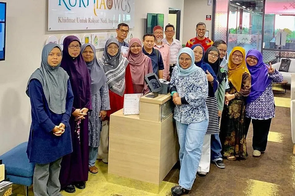 MELUASKAN BIDANG PENGKARYAAN: Kamus menganjurkan 'Bengkel Adaptasi Karya Sastera Ke Skrin' tahun lalu di Wisma Geylang Serai, yang dipimpin sasterawan Jamal Ismail (bersongkok merah). - Foto FACEBOOK/KAMUS