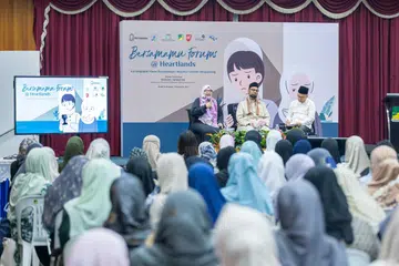 Perbincangan oleh ahli panel terdiri daripada pendakwah bebas dan Bendahari Kehormat Majlis Tertinggi Persatuan Ulama dan Guru-Guru Agama Islam Singapura (Pergas), Ustazah Nadia Hanim Abdul Rahim (kiri); konsultan kerja sosial, Encik Ali Mahmood (kanan); dan pendakwah bebas dan Naib Kadi, Ustaz Md Nazim Rahuma Dulla, yang bertindak selaku moderator.