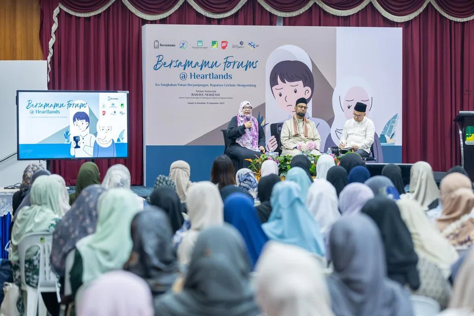 Perbincangan oleh ahli panel terdiri daripada pendakwah bebas dan Bendahari Kehormat Majlis Tertinggi Persatuan Ulama dan Guru-Guru Agama Islam Singapura (Pergas), Ustazah Nadia Hanim Abdul Rahim (kiri); konsultan kerja sosial, Encik Ali Mahmood (kanan); dan pendakwah bebas dan Naib Kadi, Ustaz Md Nazim Rahuma Dulla, yang bertindak selaku moderator.