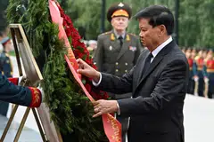 Presiden Laos, Thongloun Sisoulith, menghadiri upacara meletakkan kalungan bunga di Makam Pahlawan Tidak Dikenali berhampiran tembok Kremlin di Moscow, Rusia, 31 Julai 2025.