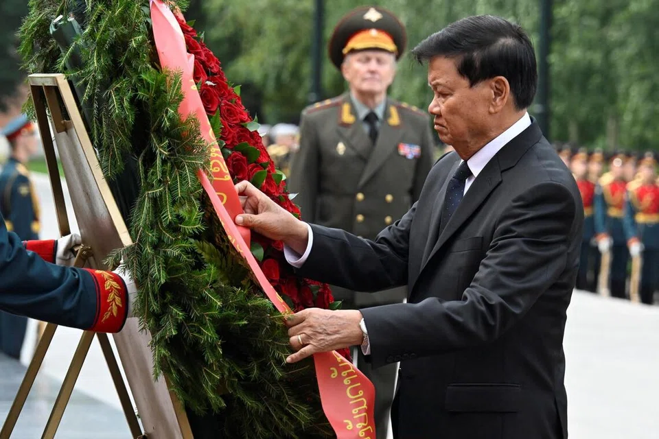 Presiden Laos, Thongloun Sisoulith, menghadiri upacara meletakkan kalungan bunga di Makam Pahlawan Tidak Dikenali berhampiran tembok Kremlin di Moscow, Rusia, 31 Julai 2025.