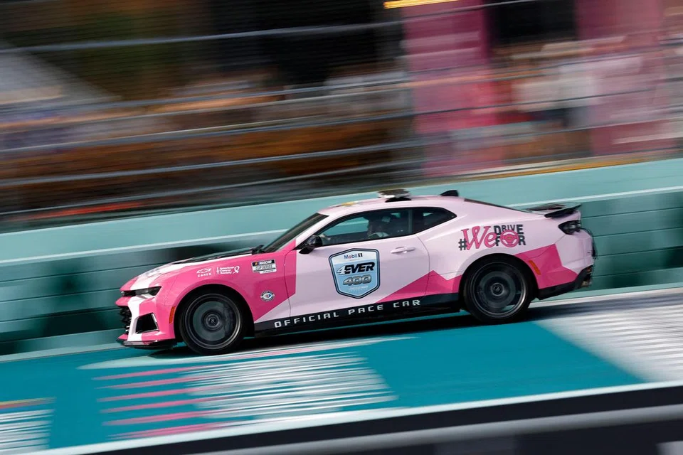 TUNJUK SOKONGAN: Kereta Chevrolet Camaro ZL1 khas berwarna merah jambu iaitu pace car, atau kereta yang menetapkan rentak kelajuan untuk perlumbaan – diperkenalkan semasa Siri Kejohanan Nascar 4EVER 400 di Florida, Amerika, sempena Bulan Kesedaran Barah Buah Dada. 