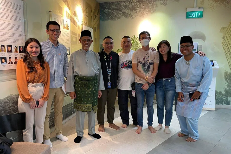 BERSAMA WAKIL MEDIA: Menteri Bertanggungjawab bagi Ehwal Masyarakat Islam, Encik Masagos Zulkifli Masagos Mohamad, bergambar dengan wakil media yang membuat liputan di Masjid Al-Muttaqin untuk solat Aidilfitri. - Foto-foto 