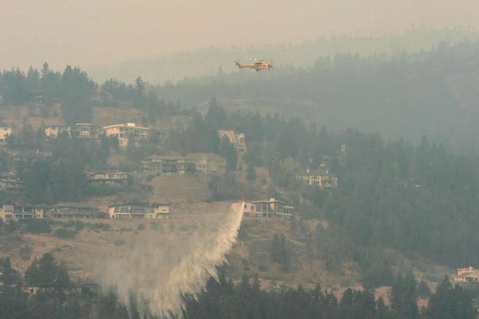 KEADAAN DARURAT: Sebuah helikopter menjatuhkan air ketika kebakaran hutan McDougall Creek terus marak di West Kelowna, British Columbia, pada 19 Ogos. 