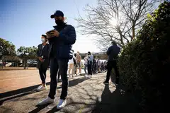 DAPATKAN VAKSIN: Orang ramai sedang beratur di luar pusat vaksinasi Covid-19 di Cape Town, Afrika Selatan, bagi mendapatkan suntikan vaksin. - Foto REUTERS