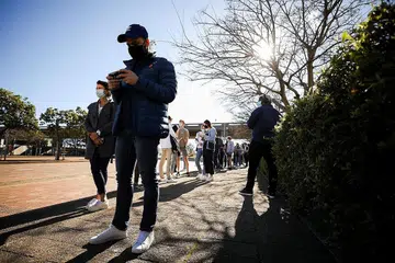 DAPATKAN VAKSIN: Orang ramai sedang beratur di luar pusat vaksinasi Covid-19 di Cape Town, Afrika Selatan, bagi mendapatkan suntikan vaksin. - Foto REUTERS