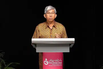 "Apabila kita melihat salah seorang daripada kita diketepikan atau tidak diberi akses sama seperti orang lain, kita dapat merasakan rasa didiskriminasi. Sebilangan kejadian berlaku kerana kesalahan yang tidak disengajakan, sementara kejadian lain dilakukan oleh kepercayaan tinggi diri. Cabarannya ialah bagi kita semua bersatu dan saling menghormati dan menghargai satu sama lain, tanpa mengira bangsa, bahasa atau agama. Ini adalah perkara terpuji yang harus dilakukan." - Dr Yaacob Ibrahim. - Foto YAYASAN WARISAN MELAYU
