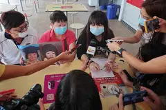 TIDAK PUTUS HARAPAN PEMBUNUH DITEMUI: Cik Lim Jia Hui bersama ibunya, Cik Ang Goon Lay, yang memegang gambar anaknya Lim Shiow Rong, yang diserang secara seksual dan kemudian dibunuh pada 1995, pada sidang media yang diadakan di sebuah pusat penjaja di Toa Payoh semalam. - Foto BH oleh JASON QUAH