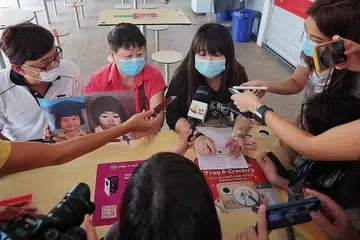 TIDAK PUTUS HARAPAN PEMBUNUH DITEMUI: Cik Lim Jia Hui bersama ibunya, Cik Ang Goon Lay, yang memegang gambar anaknya Lim Shiow Rong, yang diserang secara seksual dan kemudian dibunuh pada 1995, pada sidang media yang diadakan di sebuah pusat penjaja di Toa Payoh semalam. - Foto BH oleh JASON QUAH