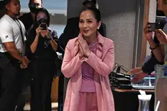 INGIN ANAK CIPTA NAMA SENDIRI: Datuk Sheila Majid lebih senang jika anaknya Kayda Aziz (Wan Nur Khaleda Roslan) berusaha gigih untuk masa depannya sendiri tanpa berpaut pada status mereka sebagai ibu dan anak.