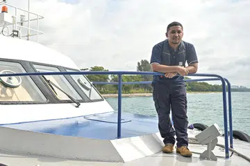 Encik Muhammad Syakir Mohamed Taib bangga tugasnya sebagai eksekutif teknikal kanan di jabatan Kajian Hidrografi Penguasa Kelautan dan Pelabuhan Singapura (MPA), dapat membantu kapal melayari Selat Singapura dengan selamat.