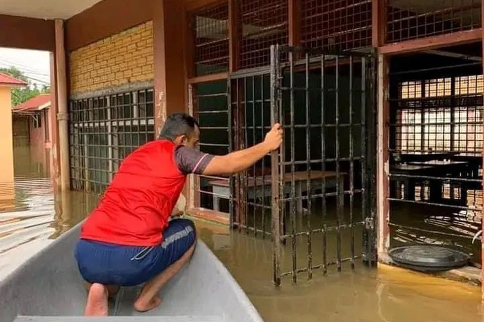 KELANTAN BAH: Sebuah sekolah di Kelantan turut ditenggelami banjir dan merosakkan sebahagian peralatan di sekolah.