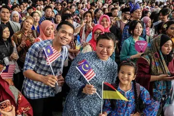 Warga Malaysia berkumpul dan membuat persembahan ketika menyertai program Keretapi Sarong 2026 sempena sambutan Hari Malaysia 2026 pada 16 September, di KL Sentral, Kuala Lumpur. Keretapi Sarong ialah program budaya dan masyarakat sempena Hari Malaysia, di mana orang ramai berpakaian tradisional dan menaiki pengangkutan awam.