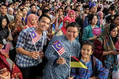 Warga Malaysia berkumpul dan membuat persembahan ketika menyertai program Keretapi Sarong 2026 sempena sambutan Hari Malaysia 2026 pada 16 September, di KL Sentral, Kuala Lumpur. Keretapi Sarong ialah program budaya dan masyarakat sempena Hari Malaysia, yang menyaksikan orang ramai berpakaian tradisional dan menaiki pengangkutan awam.