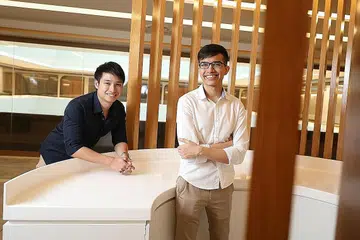 MENCEDOK PENGALAMAN: Encik Shaqeez (kanan) dan Encik Siew tidak segan mencedok pengalaman daripada golongan veteran dalam industri perabot melalui Youth Furniture Chapter (YFC). - Foto BH oleh ONG WEE JIN