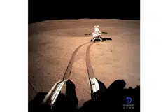 SATU PENCAPAIAN: Perayau yang merupakan jentera penyelidik, Chang'e-4, mendarat dan menghantar satu gambar di sebalik bulan kepada satelit Queqiao yang kemudian menghantar maklumat itu ke Bumi. - Foto REUTERS