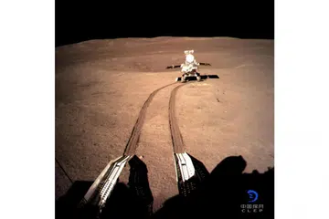 SATU PENCAPAIAN: Perayau yang merupakan jentera penyelidik, Chang'e-4, mendarat dan menghantar satu gambar di sebalik bulan kepada satelit Queqiao yang kemudian menghantar maklumat itu ke Bumi. - Foto REUTERS