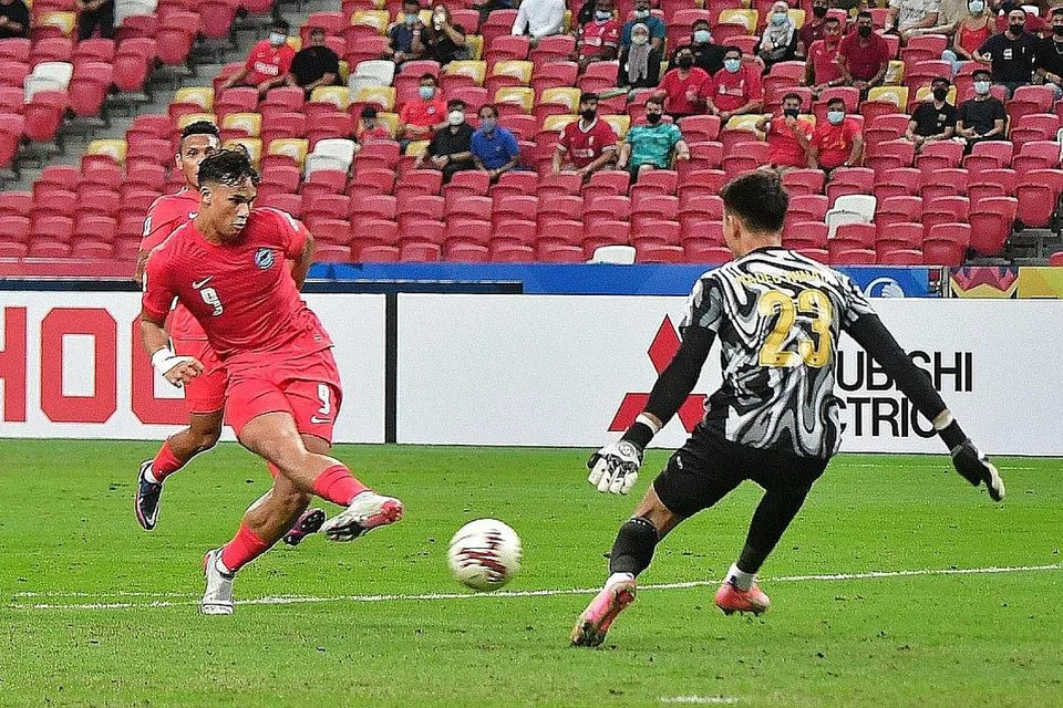 Gambar atas beliau menjaringkan gol bagi Singa semasa menentang Indonesia dalam separuh akhir Piala AFF Suzuki 2020 di Stadium Negara. - Foto-foto FACEBOOK BG PATHUM UNITED DAN FAIL